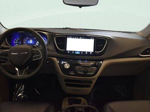 Used 2023 Chrysler Pacifica Touring-L image 5