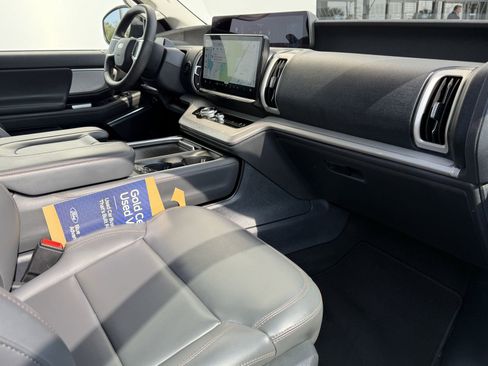 Certified 2025 Ford Expedition Active image 8