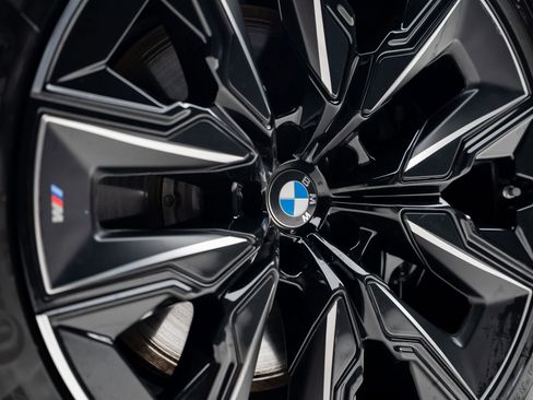 Used 2023 BMW 760i xDrive w/ Executive Package image 23