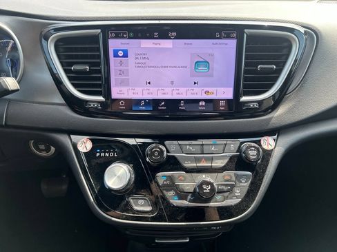 Used 2025 Chrysler Pacifica Select FWD image 23