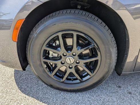 Used 2023 Chrysler Pacifica Touring-L image 17