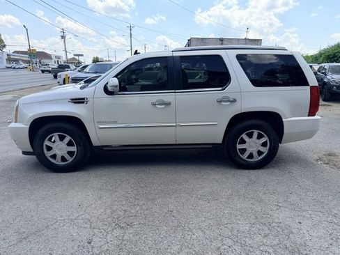Used 2011 Cadillac Escalade Premium RWD image 5