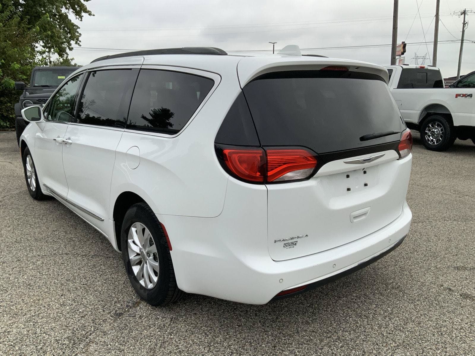 Used 2017 Chrysler Pacifica Touring-L FWD image 6