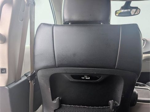 Used 2023 Chrysler Pacifica Touring-L FWD image 11