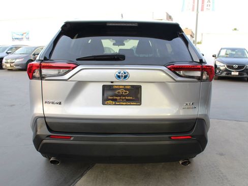 Used 2021 Toyota RAV4 XLE w/ Convenience Package AWD/4WD image 4