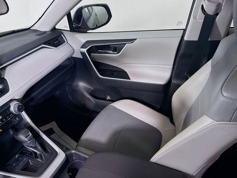 Used 2020 Toyota RAV4 XLE Premium image 20