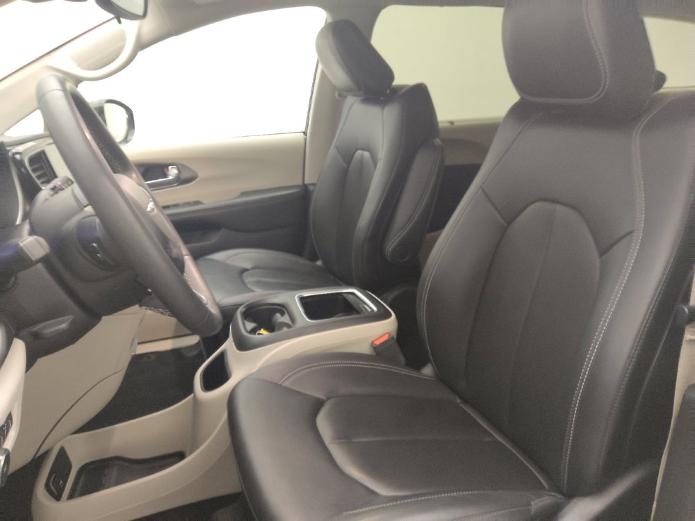Used 2024 Chrysler Pacifica Touring-L FWD image 17