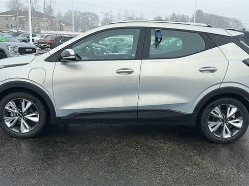 Used 2022 Chevrolet Bolt EUV LT w/ Convenience Package image 4