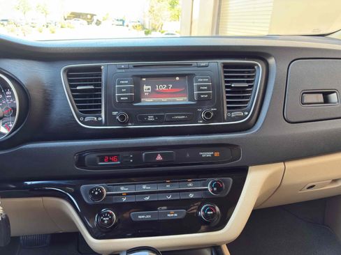 Used 2015 Kia Sedona LX w/ LX Convenience Package FWD image 23