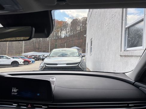 Used 2025 Hyundai Elantra Limited image 34