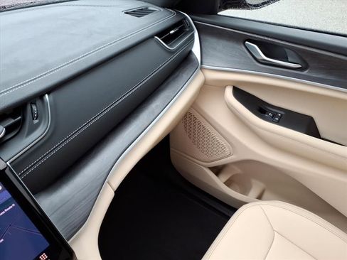 New 2025 Jeep Grand Cherokee Limited image 27