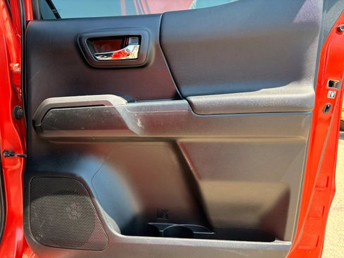 Used 2016 Toyota Tacoma TRD Sport AWD/4WD image 8