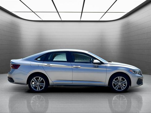 Used 2024 Volkswagen Jetta SE FWD image 7