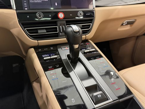 Certified 2025 Porsche Macan image 36