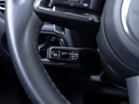 Certified 2023 Porsche Macan AWD/4WD image 31