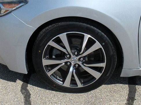 Used 2016 Nissan Maxima Platinum w/ Interior Lighting Package image 11