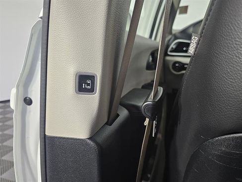 Used 2020 Chrysler Pacifica Touring-L image 47