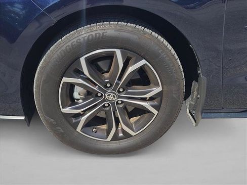Used 2025 Toyota Sienna Platinum AWD/4WD image 14