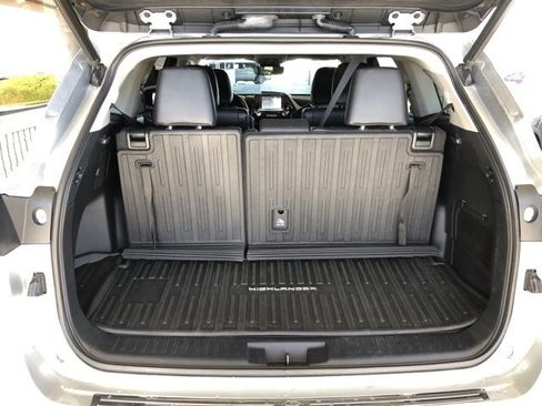 Used 2020 Toyota Highlander XLE image 49