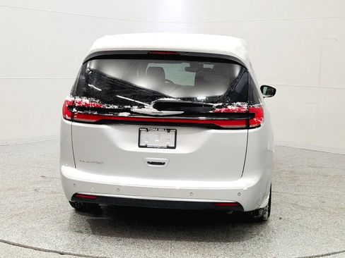 Used 2024 Chrysler Pacifica Touring-L image 6