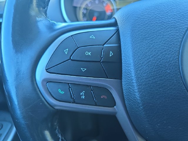 Used 2020 Jeep Cherokee Latitude Plus w/ Cold Weather Group AWD/4WD image 28