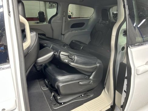 Used 2024 Chrysler Pacifica Limited FWD image 35
