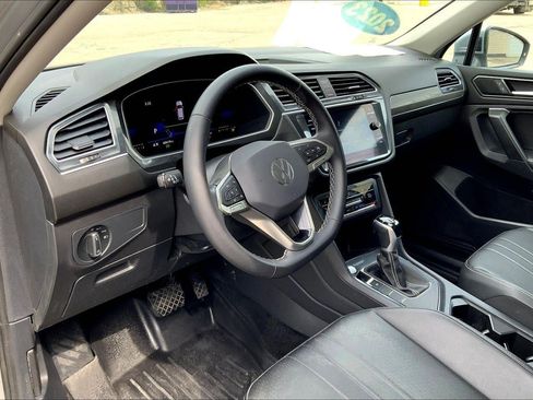 Used 2023 Volkswagen Tiguan SE image 15