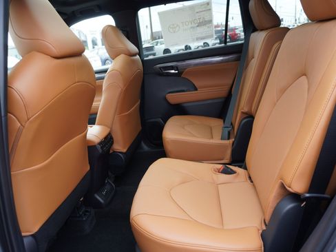 New 2026 Toyota Highlander Platinum AWD/4WD image 14
