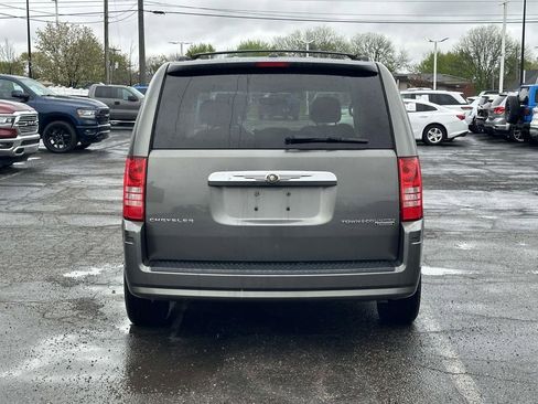 Used 2010 Chrysler Town & Country Touring FWD image 5