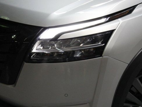 Used 2024 Nissan Pathfinder SL w/ SL Premium Package image 2