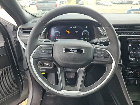 Used 2024 Jeep Grand Cherokee Altitude image 10