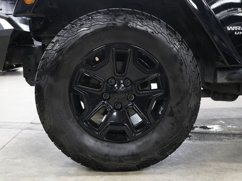 Used 2015 Jeep Wrangler Unlimited Sahara w/ Dual Top Group AWD/4WD image 32