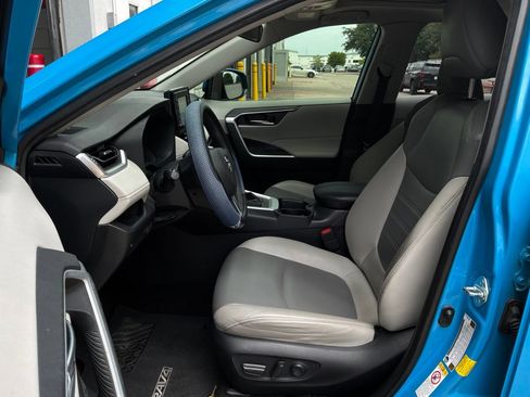 Used 2019 Toyota RAV4 XLE Premium FWD image 10