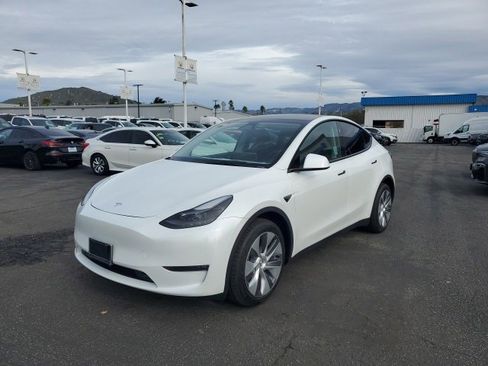 Used 2024 Tesla Model Y Long Range image 5