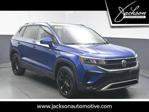 Used 2022 Volkswagen Taos SE FWD image 1