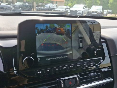 Used 2024 Nissan Pathfinder SL AWD/4WD image 18