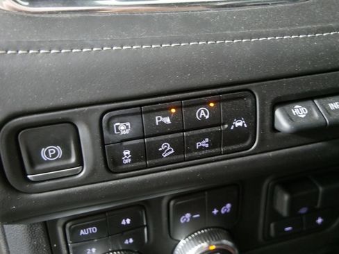 Used 2023 GMC Yukon XL Denali Ultimate AWD/4WD image 17