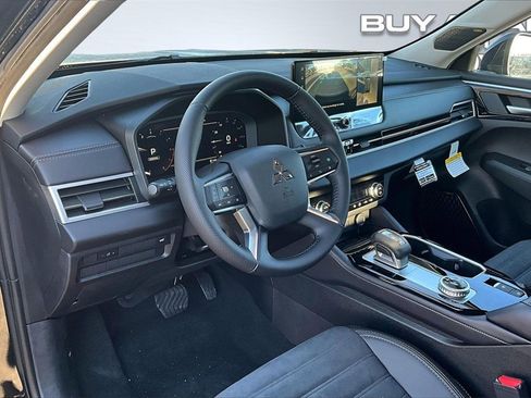 New 2025 Mitsubishi Outlander SE image 6