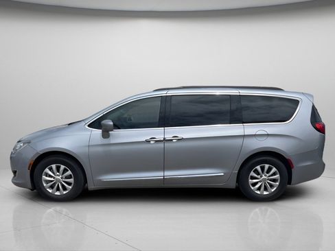 Used 2017 Chrysler Pacifica Touring-L FWD image 11