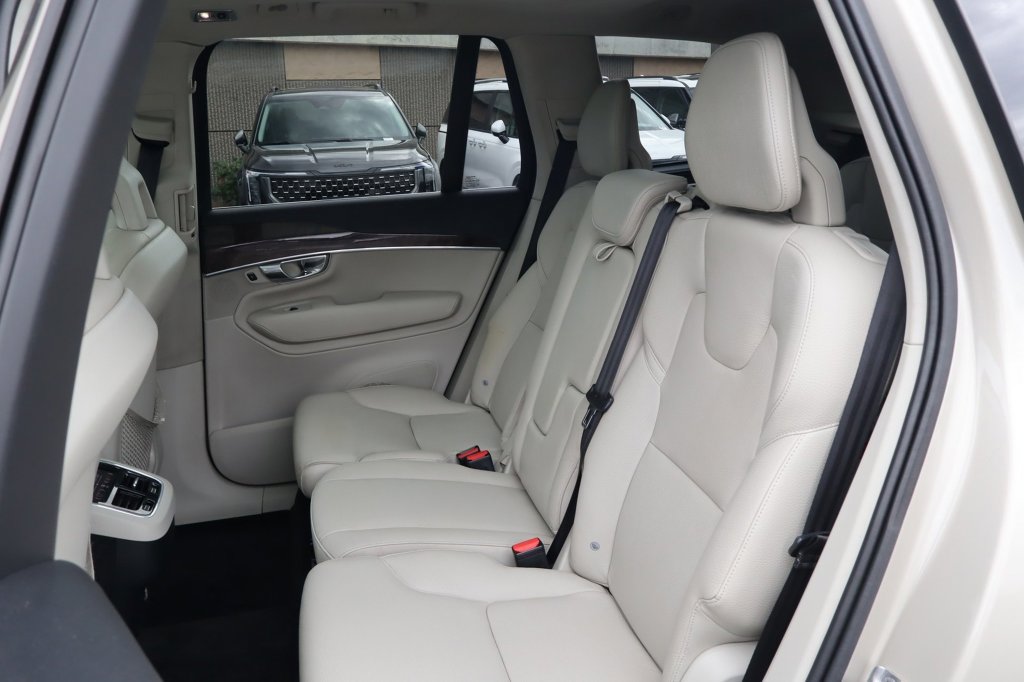 Used 2016 Volvo XC90 T6 Momentum w/ Momentum Plus Package AWD/4WD image 36