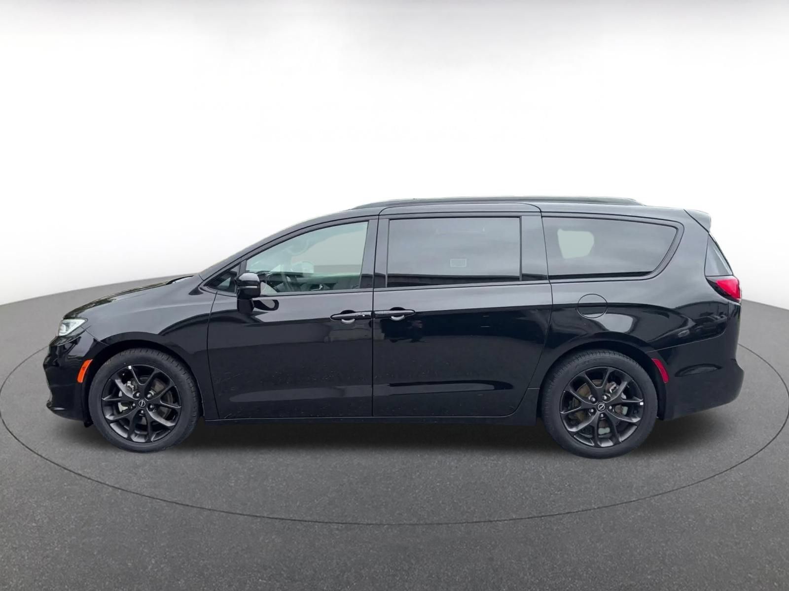 Used 2025 Chrysler Pacifica Limited FWD image 7