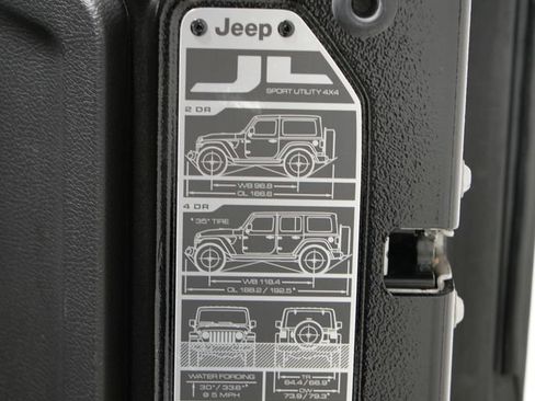 Used 2022 Jeep Wrangler Unlimited Sahara AWD/4WD image 34
