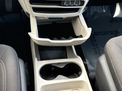 Used 2023 Chrysler Voyager LX image 12