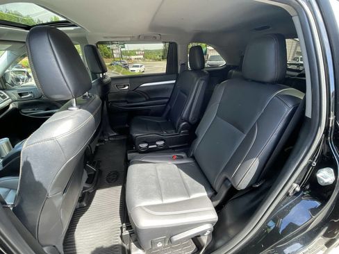 Used 2019 Toyota Highlander XLE image 12