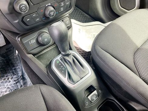 Used 2023 Jeep Renegade Latitude w/ Premium Group AWD/4WD image 17