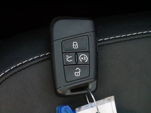 Certified 2022 Volkswagen Taos SE image 30