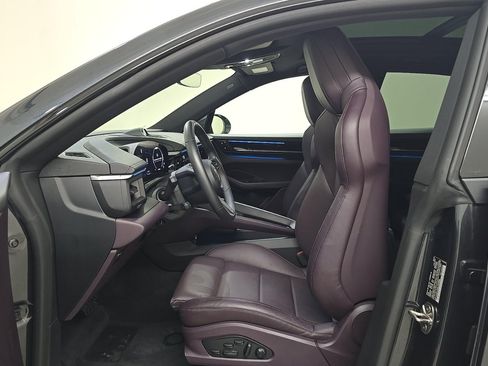 Used 2022 Porsche Macan AWD/4WD image 2
