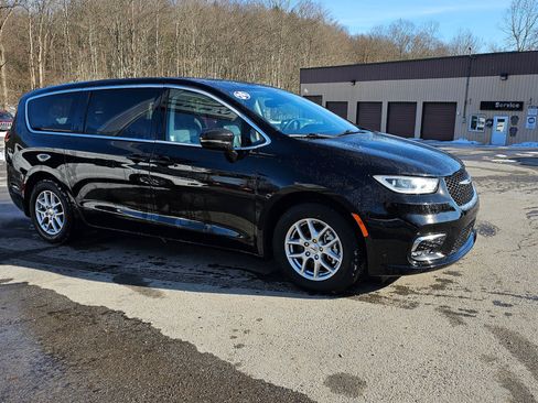 Used 2024 Chrysler Pacifica Touring-L image 6