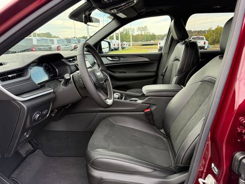 New 2025 Jeep Grand Cherokee Laredo image 9