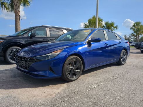 Used 2023 Hyundai Elantra SEL w/ Preferred Accessory Package FWD image 1